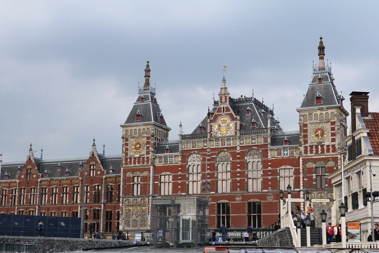 Centralstationen Amsterdam - byggnaden, historian, tåg ...